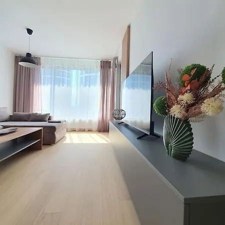 Apartment Modern With Garage Parking *